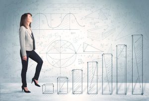Mujer ejecutiva simulando que sube una escalera