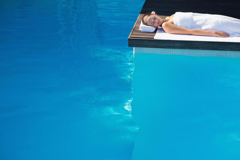 Mujer al borde de una piscina de spa