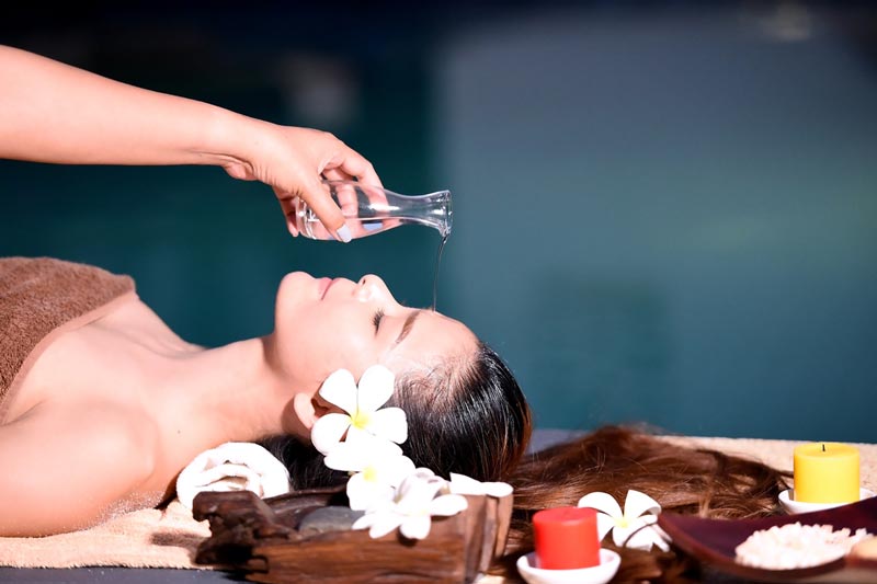 Mujer recibiendo un ritual de spa