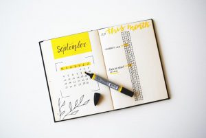 Agenda de papel subrayada en amarillo