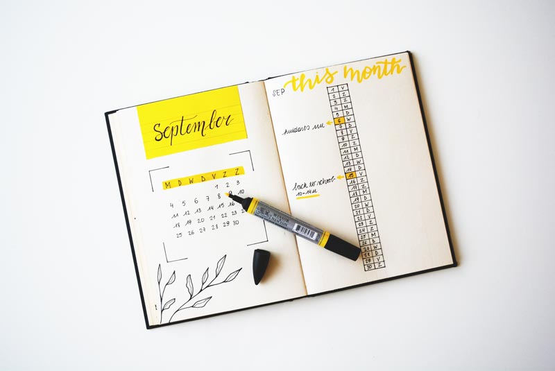 Agenda de papel subrayada en amarillo