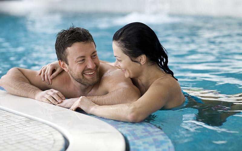 Hombre disfrutando en el spa con su mujer