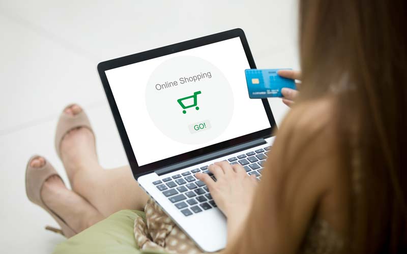Mujer cobrando online