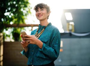 Mujer con un smartphone