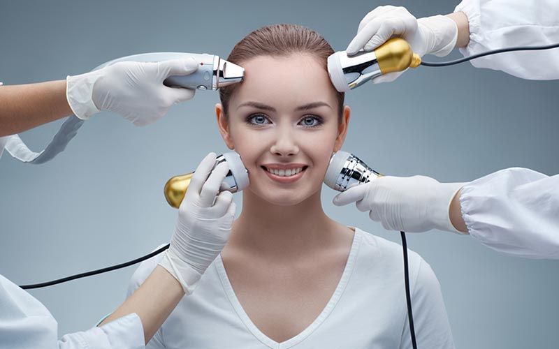 Mujer sometiéndose a un tratamiento estético innovador