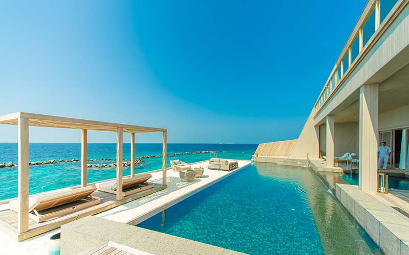 Piscina de un hotel con spa