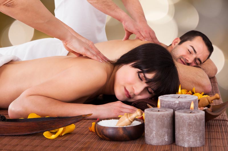 Pareja disfrutando de un masaje en el spa