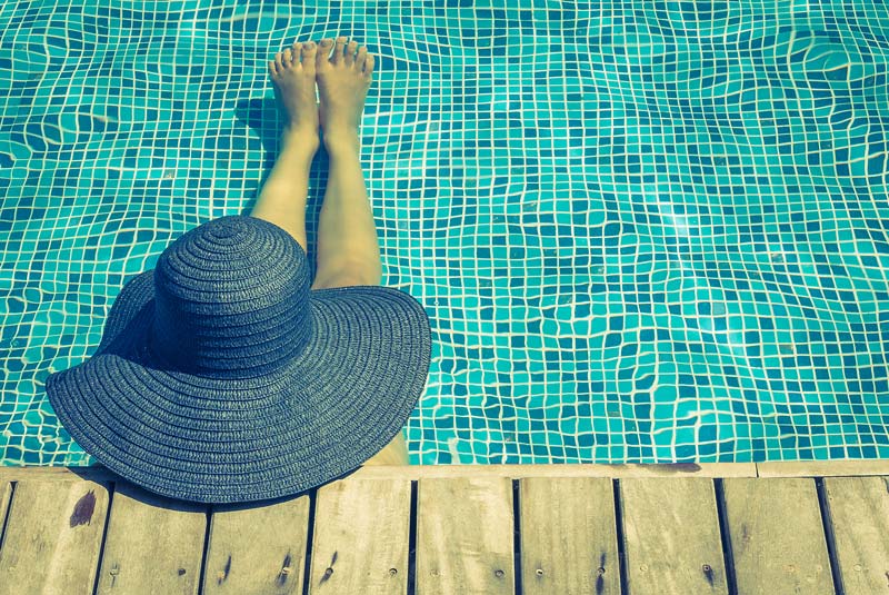 Mujer sumergida en la piscina de un spa