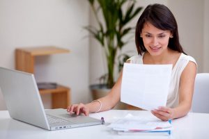 Mujer leyendo un texto