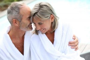 Pareja disfrutando del spa de un hotel