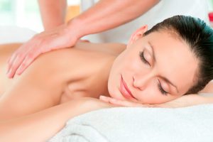 Mujer recibiendo masaje en un spa