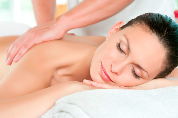 Mujer recibiendo masaje en un spa