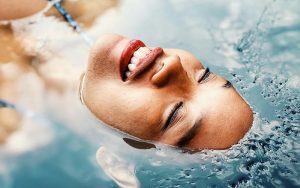 Mujer sumergida en agua