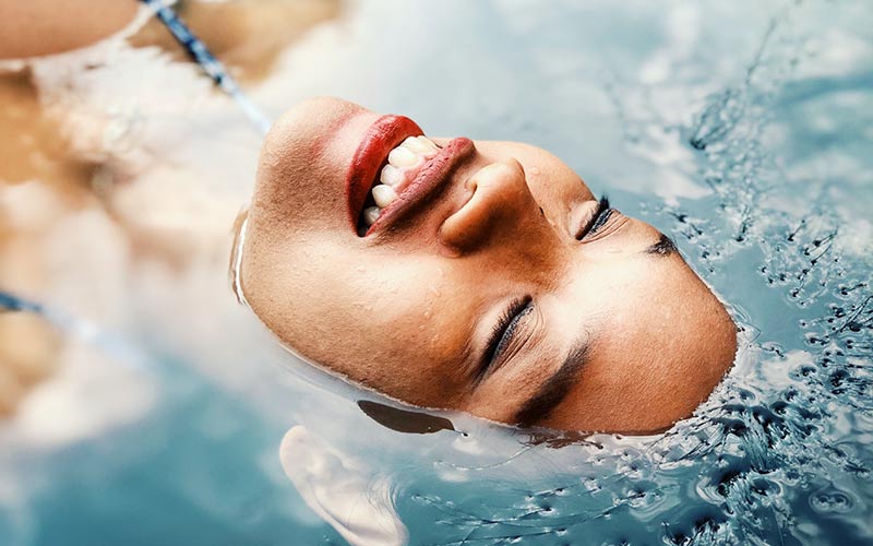 Mujer sumergida en agua
