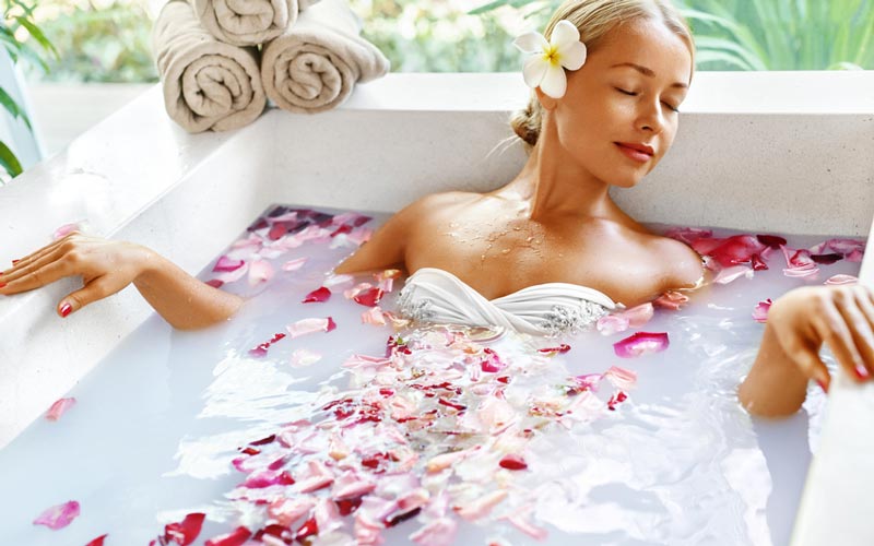 Mujer en la bañera de un spa