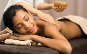 Mujer recibiendo un masaje en un spa