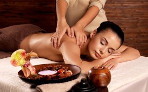 Mujer recibiendo masaje en un spa