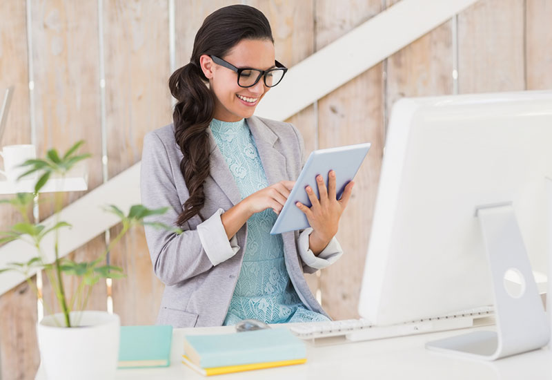Mujer consultando una tablet