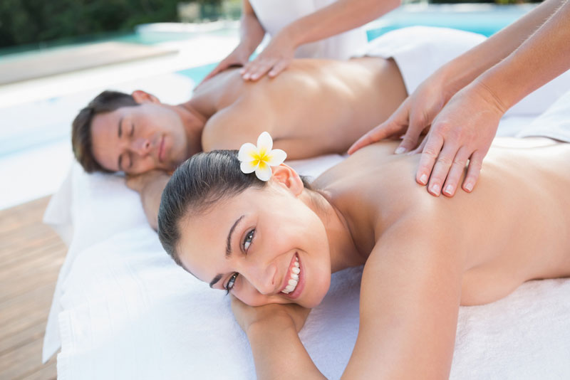 Pareja recibiendo un masaje en el spa