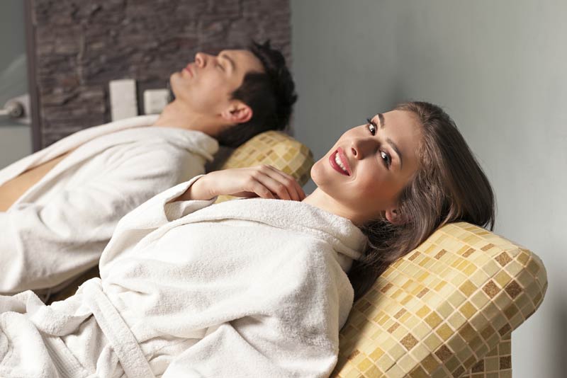 Pareja en hamacas de un spa
