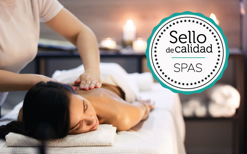Mujer recibiendo un masaje en un spa