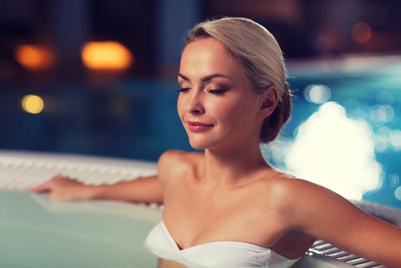 Mujer en un jacuzzi