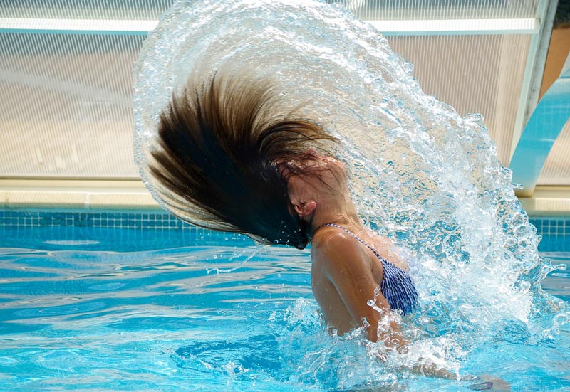 Mujer en una piscina