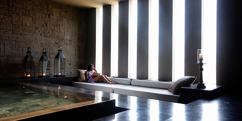 Mujer en la sala de espera de un spa
