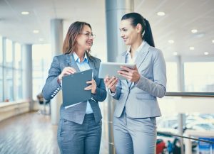 Dos mujeres en una oficina