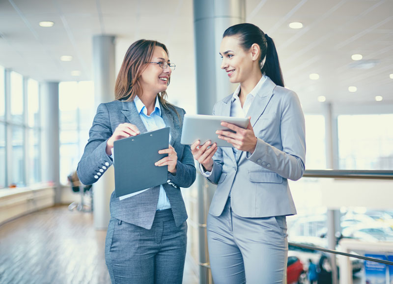 Dos mujeres en una oficina