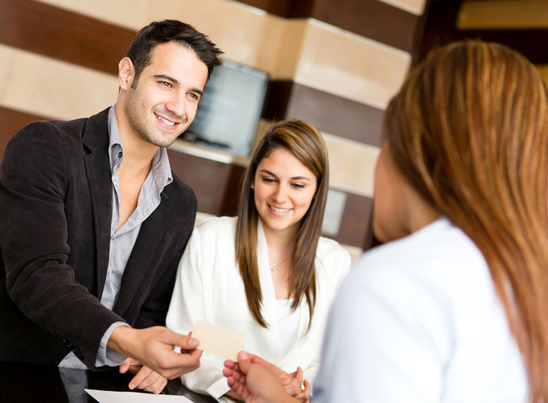 Clientes en la recepción de un spa