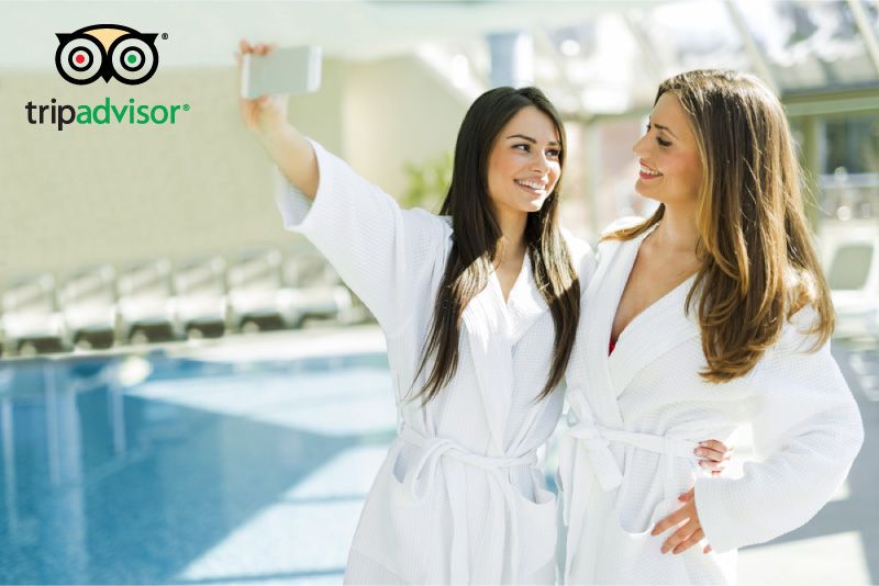 Dos mujeres haciendo un selfie en el spa
