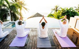 Huéspedes de un hotel haciendo yoga