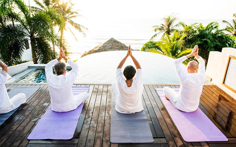 Huéspedes de un hotel haciendo yoga