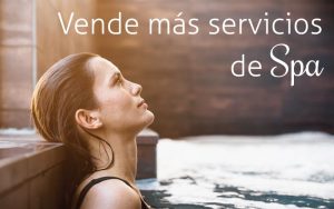 Mujer en una piscina de un spa