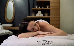 Mujer en una camilla de una SPA