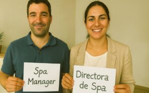 Un spa manager y una directora de spa sosteniendo un cartel.